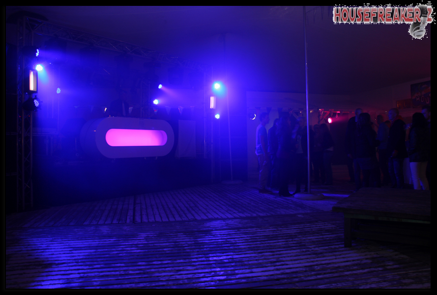 889x601 pixels (518K)